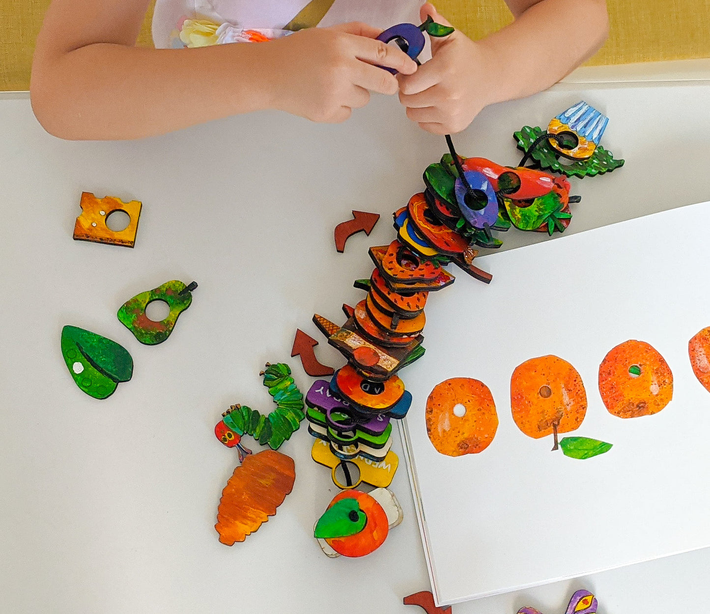 Hungry Caterpillar Wooden Lacing Game | Trò chơi Chú Sâu Háu Ăn