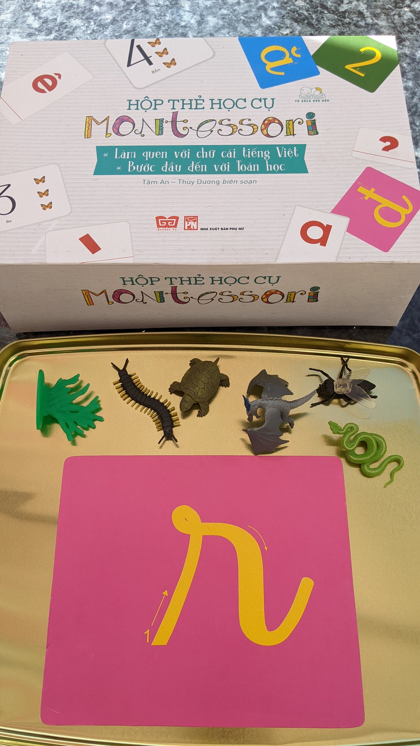 Hộp Thẻ Học Cụ Montessori: Làm Quen Với Chữ Cái Tiếng Việt - Bước Đầu Đến Với Toán Học (Vietnamese Montessori sand letters + numbers learning box)